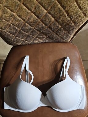 Victoria's Secret Demi T-Shirt Underwire Gray Bra Lightly Lined Convertible